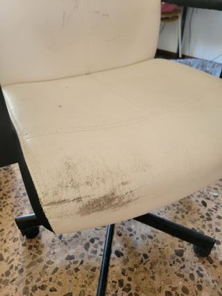 Silla de oficina blanca y negra