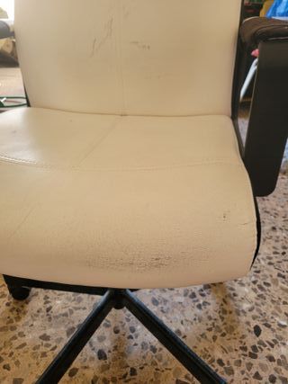 Silla de oficina blanca y negra