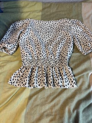 Blusa Stradivarius floral manga corta