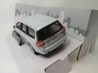 Lotto 2 Modellini Auto Volvo Cararama 1:43 C30 V70