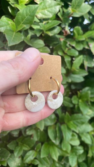 Pendientes Aros Efecto Mármol Blanco y Dorado