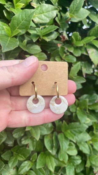 Pendientes Aros Efecto Mármol Blanco y Dorado