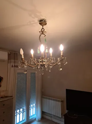 Lámpara de techo dorada con lágrimas verdes