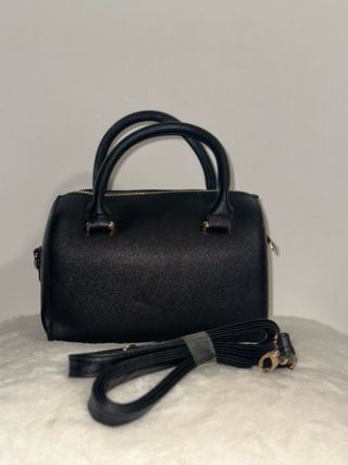 Bolso Negro Bershka - Un solo uso. Correa sin uso.