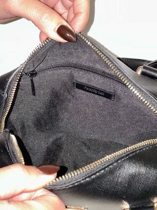 Bolso Negro Bershka - Un solo uso. Correa sin uso.