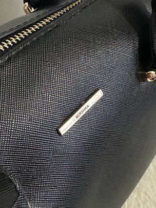 Bolso Negro Bershka - Un solo uso. Correa sin uso.