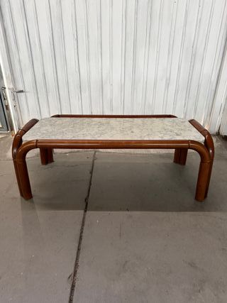 Mesa baja de mármol y madera restaurada