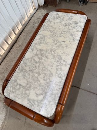 Mesa baja de mármol y madera restaurada