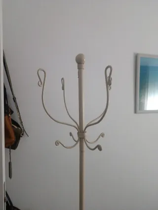 Perchero de pie beige metal