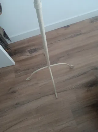 Perchero de pie beige metal