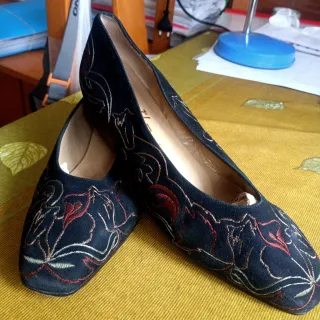 Zapatos de fiesta negros bordados