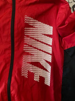 Sudadera deportiva Nike roja y negra