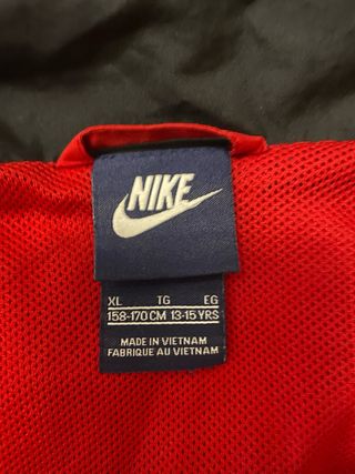 Sudadera deportiva Nike roja y negra