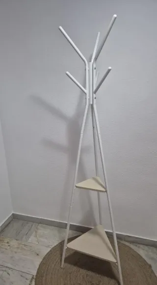 Perchero de pie blanco con estantes de madera