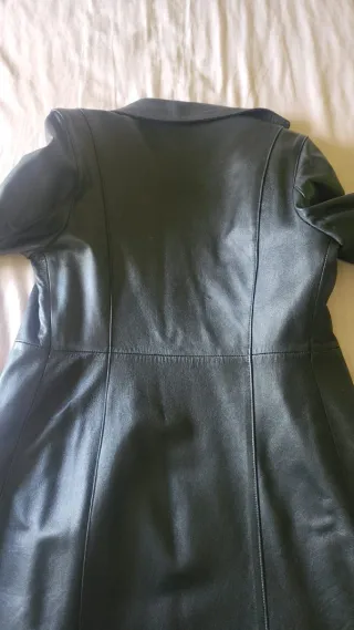 Abrigo largo de cuero negro