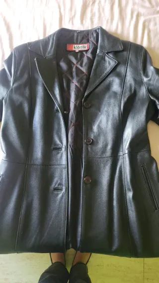 Abrigo largo de cuero negro