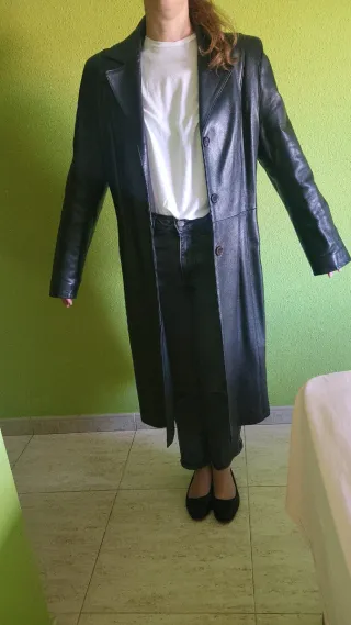 Abrigo largo de cuero negro