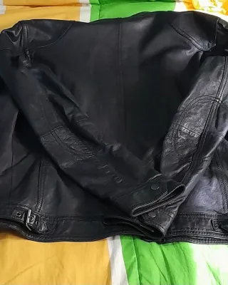 Cazadora Cuero Zara Negra edición limitada.