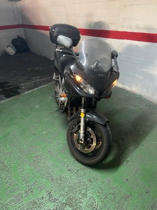 Yamaha FZ6 Fazer con Top Case
