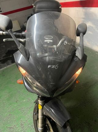 Yamaha FZ6 Fazer con Top Case
