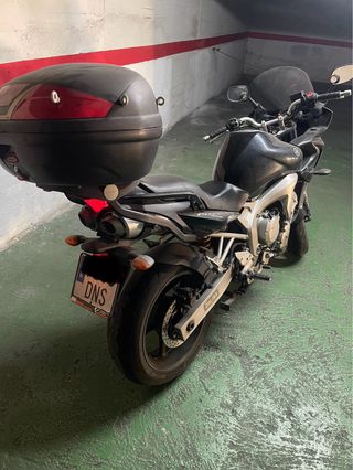 Yamaha FZ6 Fazer con Top Case