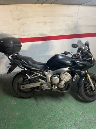 Yamaha FZ6 Fazer con Top Case