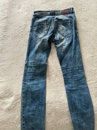 Pantalón vaquero desgastado