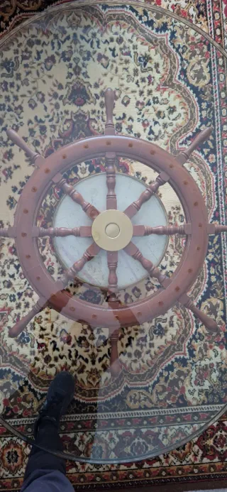 Mesa de centro única con timón de barco
