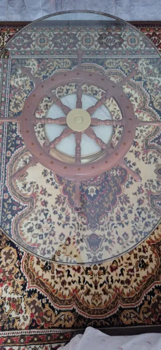Mesa de centro única con timón de barco