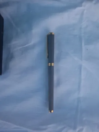 Stilografica grigia con dettagli oro