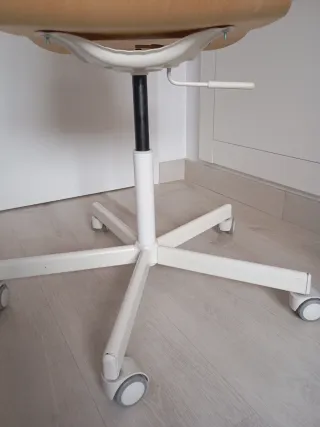 Dos Sillas de escritorio madera y base blanca