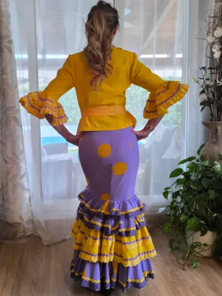 Traje de flamenca morado y amarillo