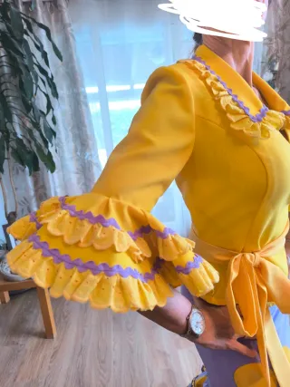 Traje de flamenca morado y amarillo