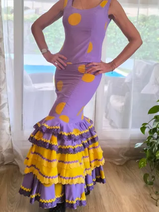 Traje de flamenca morado y amarillo