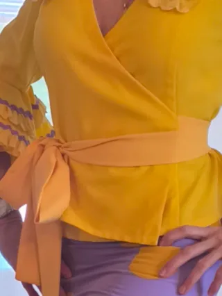 Traje de flamenca morado y amarillo