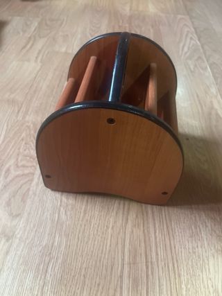 Organizador de madera para mandos y moviles
