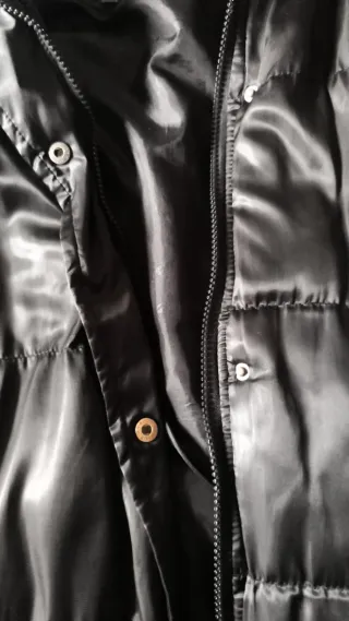 Chaquetón acolchado negro con capucha