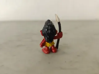 Pitufo tribal con lanza