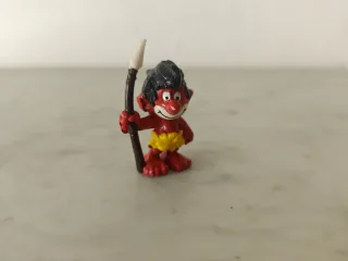 Pitufo tribal con lanza