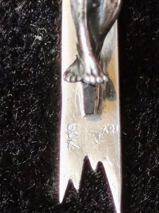 Crucifijo  baño plata con figura de Jesús enma