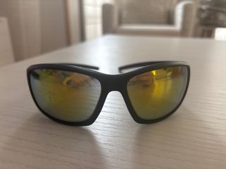 Gafas de sol negras y doradas