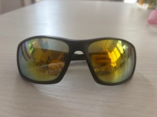 Gafas de sol negras y doradas