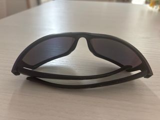 Gafas de sol negras y doradas