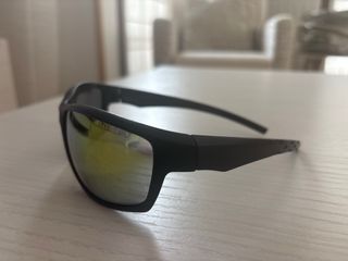 Gafas de sol negras y doradas