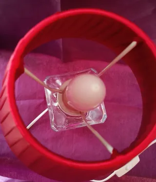 Lámpara de mesa cristal y tela roja