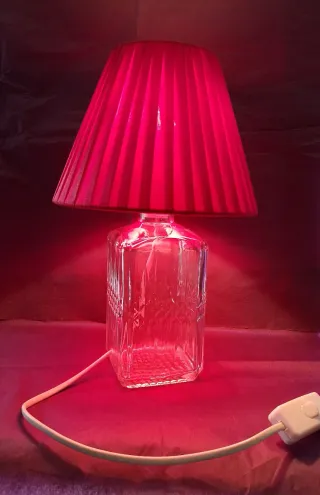 Lámpara de mesa cristal y tela roja
