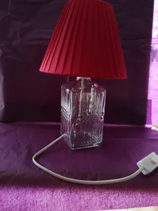 Lámpara de mesa cristal y tela roja