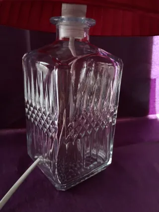 Lámpara de mesa cristal y tela roja