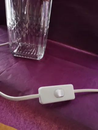 Lámpara de mesa cristal y tela roja