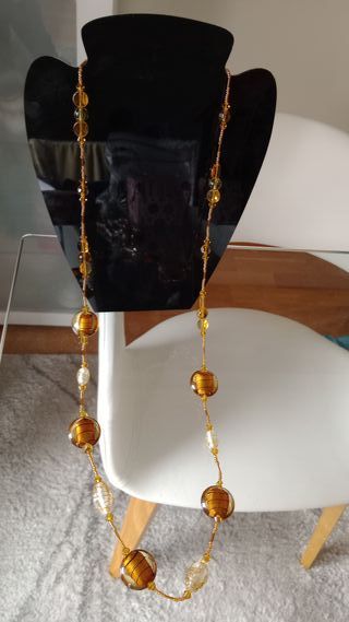 Colgante largo de cuentas doradas